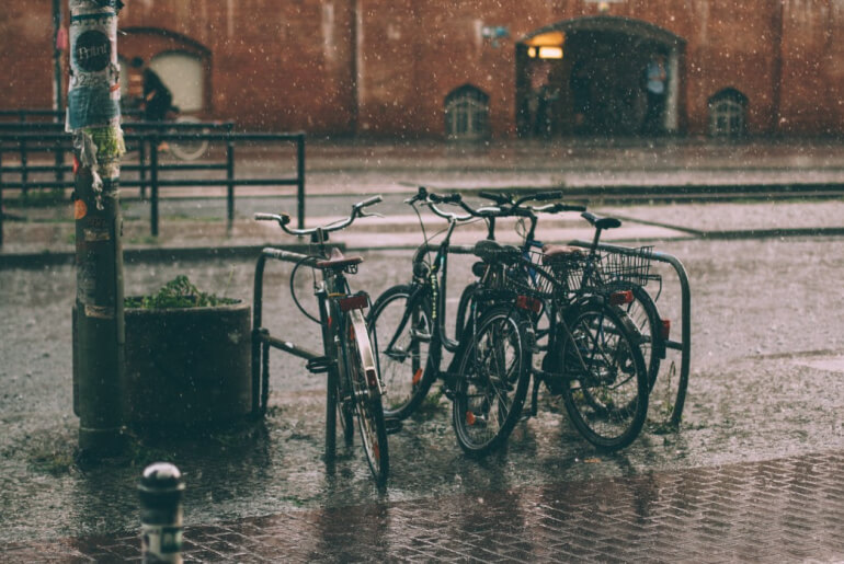 Fahrrad im Regen stehen lassen